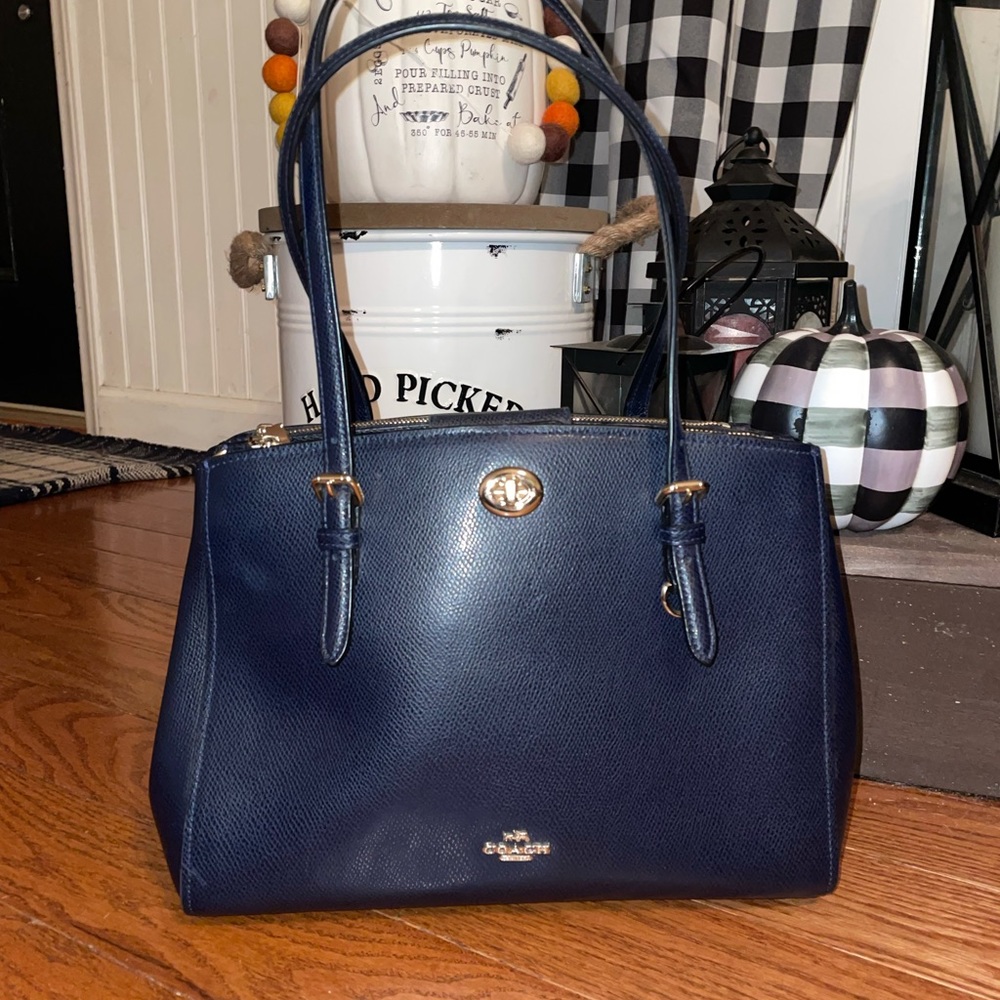 Gently used Navy Coach purse with. Missing shoulder strap! Very good condition.